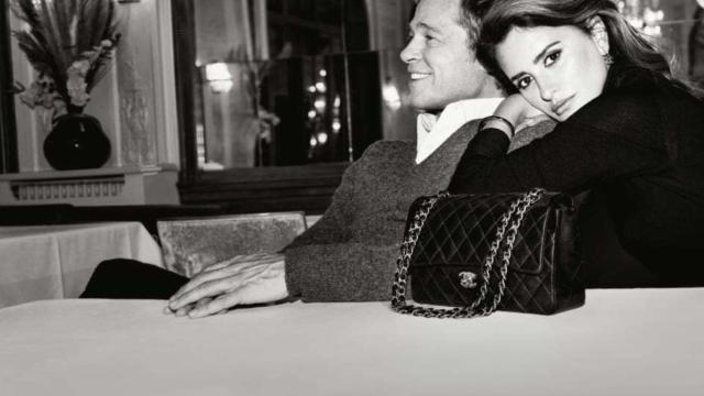 Penélope Cruz y Brad Pitt posando para la nueva campaña que rinde homenaje al icónico bolso  'Chanel 2.55'.
