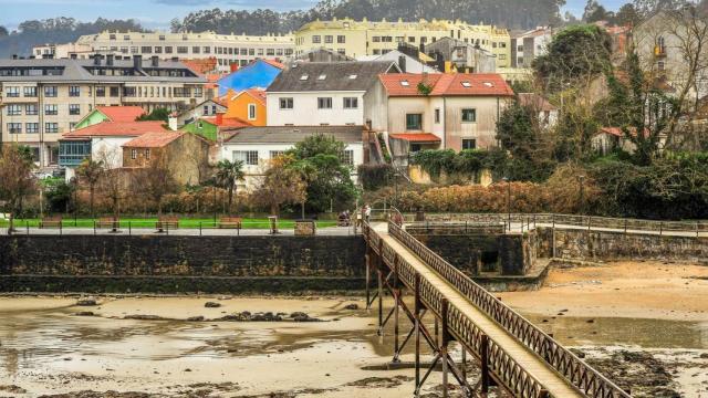 Pueblo de Santa Cruz (Oleiros) visto desde su famoso castillo.