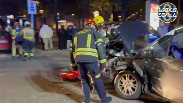 Bomberos y policías en el lugar del suceso.