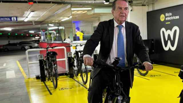 Abel Caballero probando una de las bicicletas de Welgood.