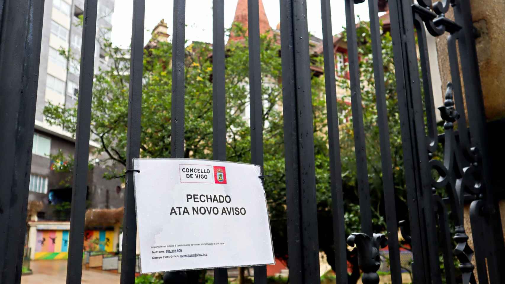Imagen de la Casa Da Xuventude de Vigo cerrada.