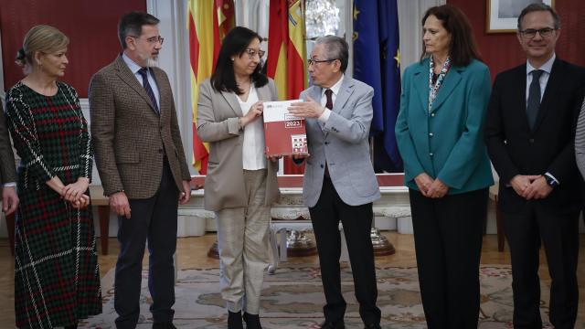 El síndic de Greuges, Ángel Luna, entrega la memoria anual en las Cortes Valencianas