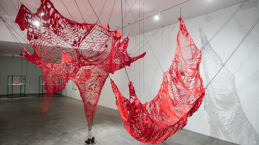 Chiharu Shiota: 'Fuera de mi cuerpo', 2024. Foto: Fundació Antoni Tàpies, Barcelona / Pep Herrero ©VEGAP y la artista, 2024