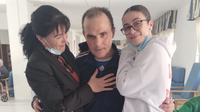 Andrés Cano, con su pareja e hija.