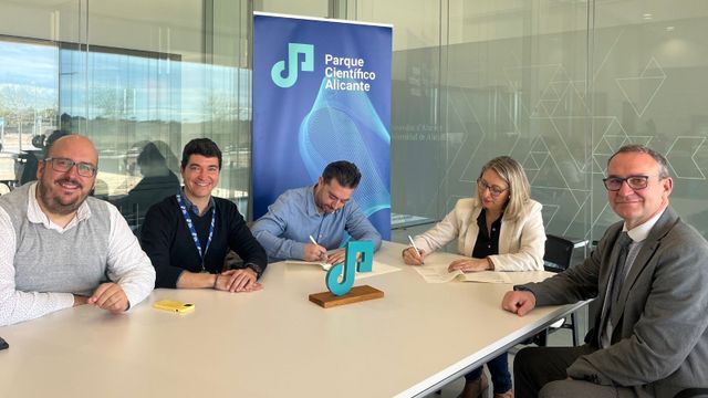 Los responsables de Niomake y el Parque Científico de la UA en la firma de entrada.