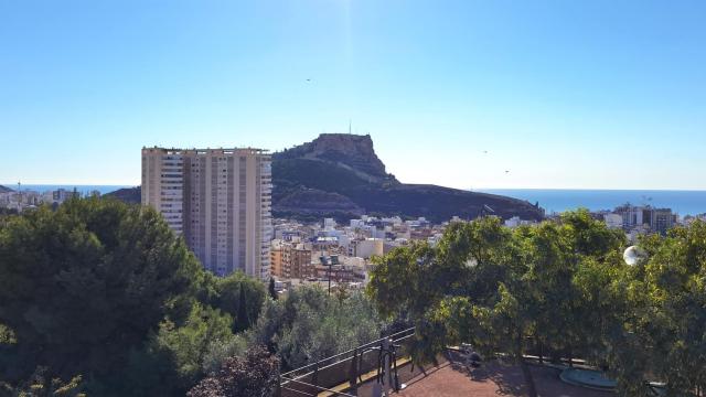 El Castillo de Santa Barbara preside la silueta de Alicante.