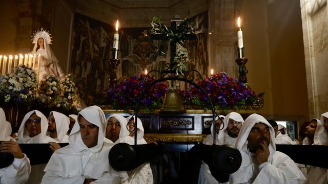 Cancelada la procesión de la Hermandad del Cristo del Amor y de la Paz y María Nuestra Madre. Cofrades y asistentes en el interior De la Iglesia del Arrabal