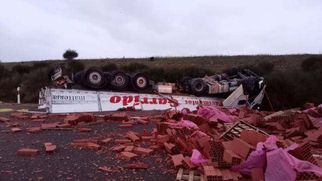 Camión volcado en la A-66