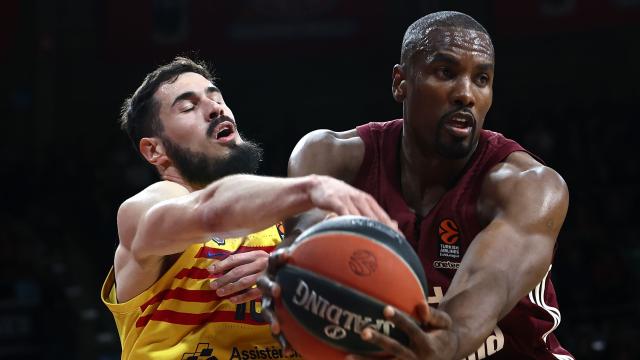 Kalinic e Ibaka pelean por un balón.