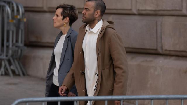 Dani Alves y su abogada, Inés Guardiola, a su llegada a la Audiencia de Barcelona