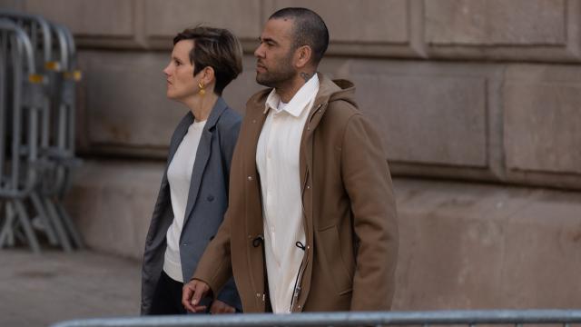 Dani Alves y su abogada, Inés Guardiola, a su llegada a la Audiencia de Barcelona