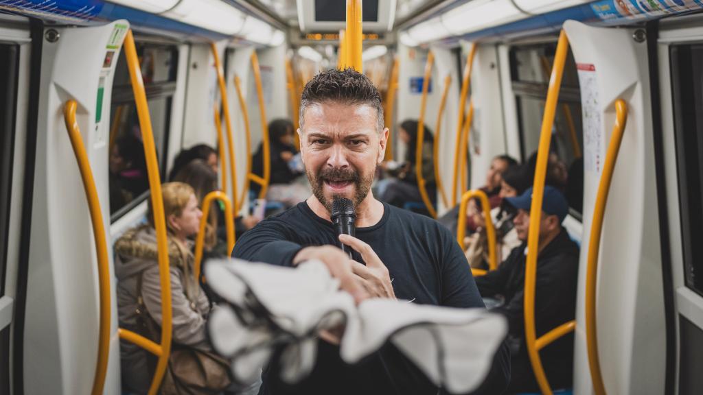 Luis Font, el ex de Locomía que canta en el Metro: Me rompí. Estuve en la calle. Sufrí depresión y adicción