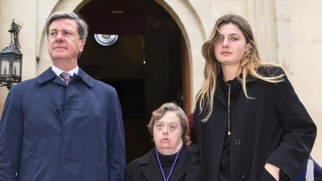 Cayetano Martínez de Irujo y su hija Amina, este Jueves Santo, en la iglesia del Cristo de los Gitanos.