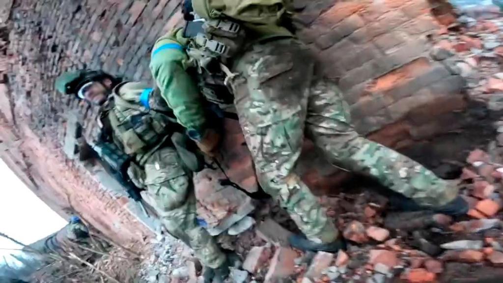 La unidad de hispanos, durante una operación de infiltración y recuperación de posiciones defensivas.