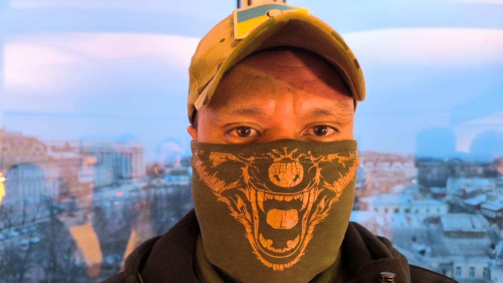 El comandante colombiano Kratos cubre su rostro para garantizar la seguridad de su familia.
