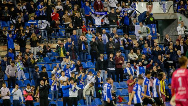 Los aficionados en la grada del Rico Pérez en un partido.