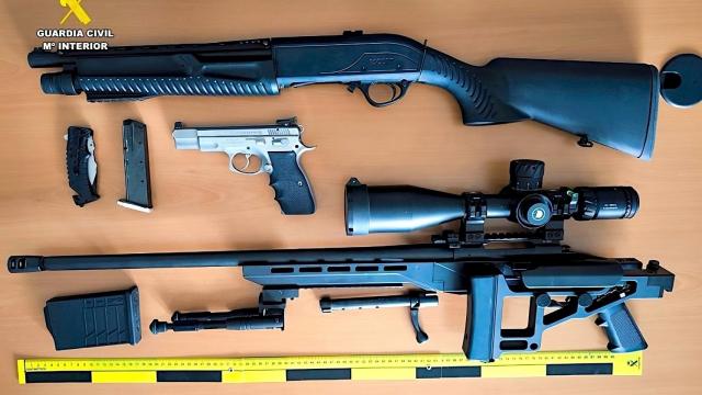 El arsenal de armas intervenidas al detenido en La Nucia.