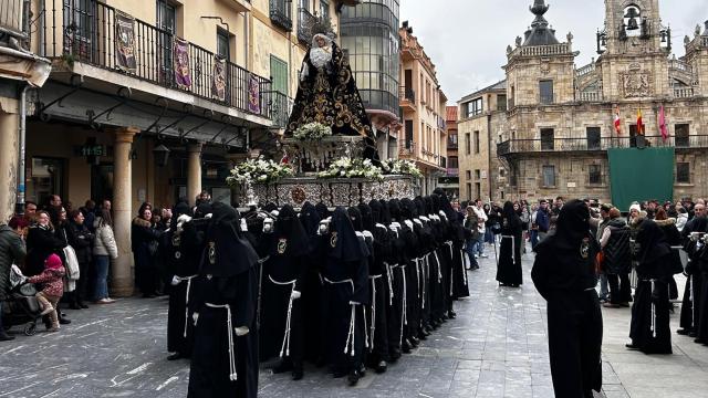 Encuentro entre Jesús Nazareno y la Virgen Dolorosa en la Plaza Mayor
