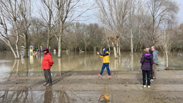 Los ciudadanos observando la crecida del río Adaja