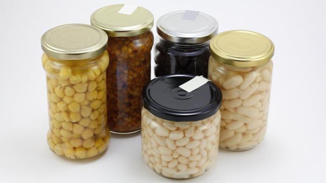 Legumbres cocidas en botes de vidrio.