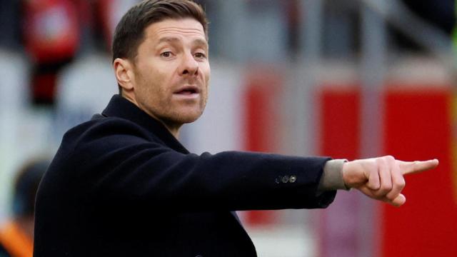 Xabi Alonso da instrucciones a sus jugadores desde el banquillo.