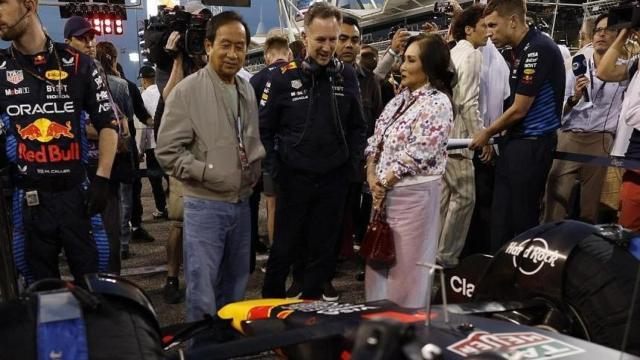 Chalerm Yoovidhya, a la izquierda, junto a su mujer y Christian Horner, en el centro.