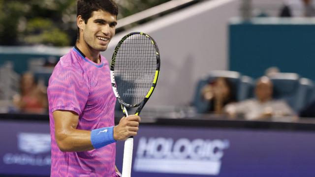 Carlos Alcaraz hace un gesto positivo en el Masters 1000 de Miami.