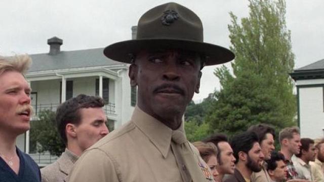 Fotograma del filme  'Oficial y Caballero'.