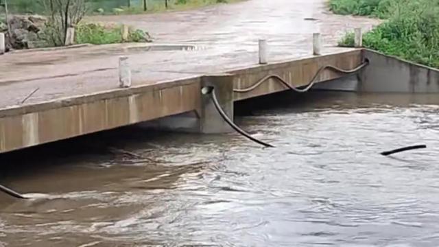El río Bañuelos, este jueves a su paso por la localidad ciudadrealeña de Fernán Caballero