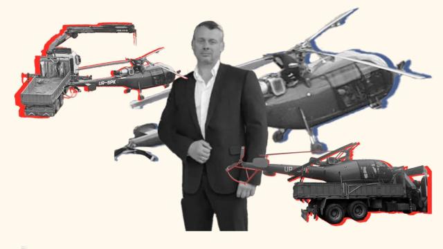 Vitor Blaha, con algunas de las aeronaves que empleaba la organización.