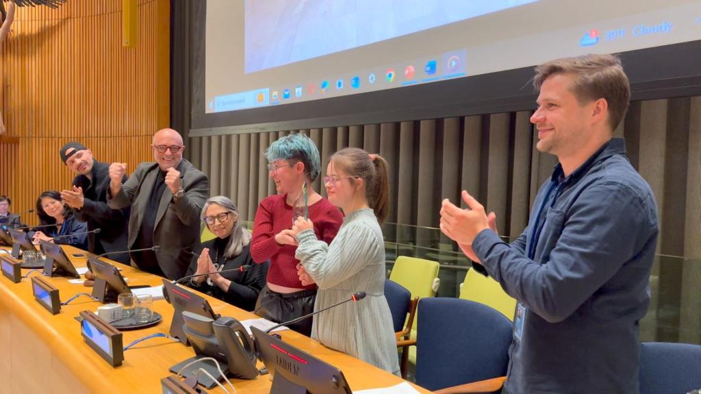 Un momento del aplauso a los participantes de Málaga en la ONU.