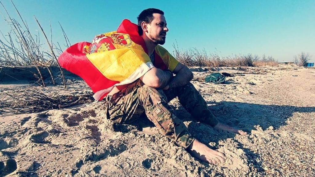 El hispano Víctor Álvarez descansando tras una operación.