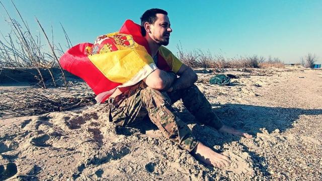 El hispano Víctor Álvarez descansando tras una operación.