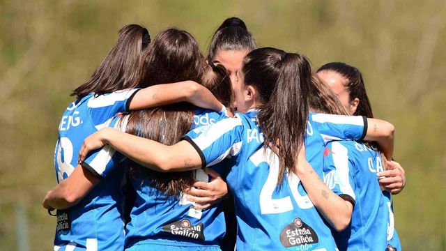 El Dépor femenino celebra un gol en un partido.