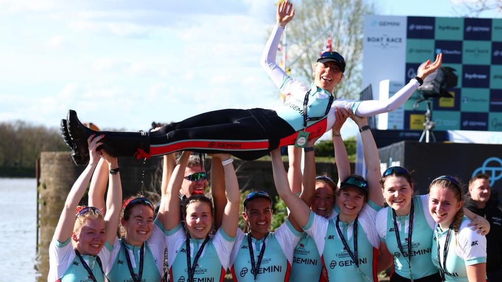 Las chicas de la Universidad de Cambridge celebran el triunfo frente a Oxford.