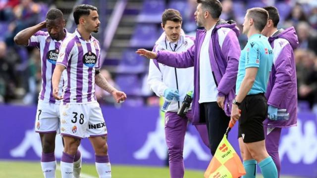 Pezzolano da indicaciones a Israel Salazar en un parón del partido ante el Levante UD.