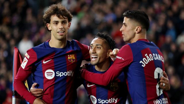 Joao Félix, Raphinha y Cancelo celebran el gol del brasileño.