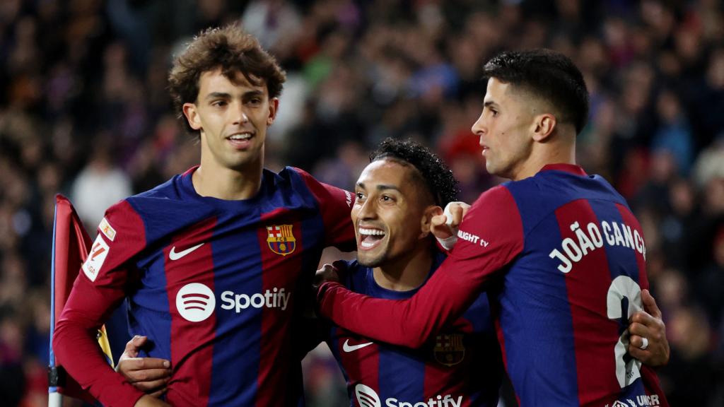 Joao Félix, Raphinha y Cancelo celebran el gol del brasileño.