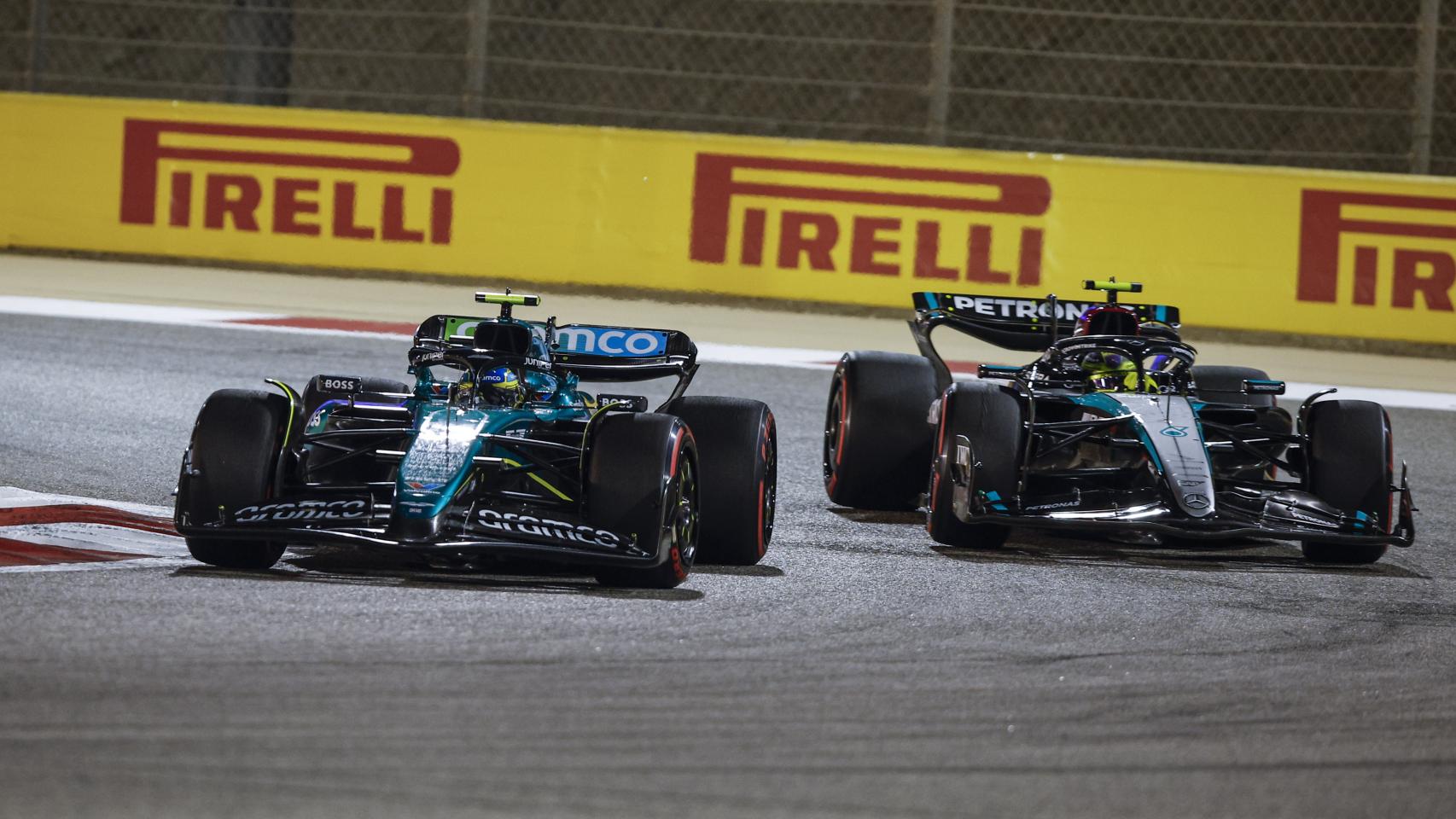 Fernando Alonso y Lewis Hamilton, durante el GP de Baréin 2024