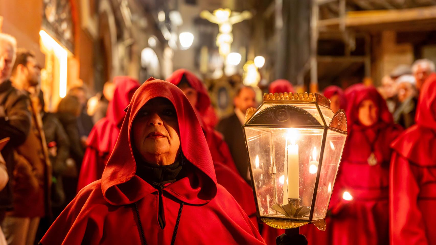 La borrasca Nelson descansa el Viernes Santo y Toledo se llena de procesiones: todas las fotos