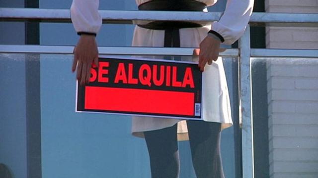 Un cartel de 'se alquila' en el balcón de una vivienda.