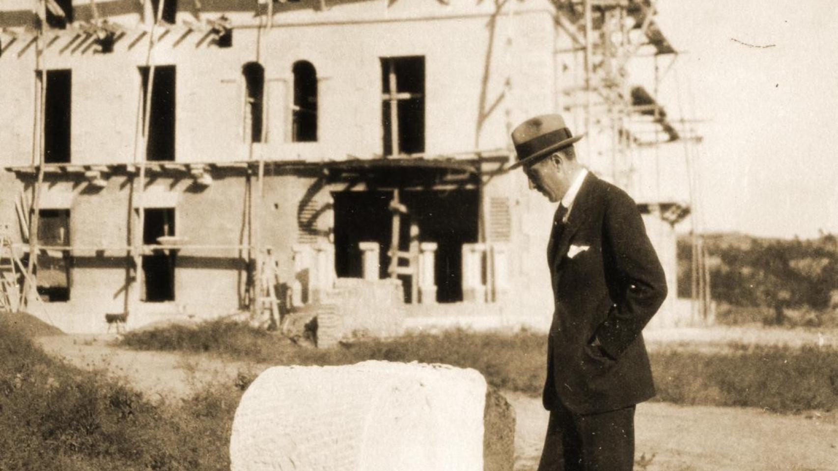Imagen histórica de Tomás Bolín y Gómez de Cádiz, durante las obras de la actual sede del Colegio de Arquitectos de Málaga.