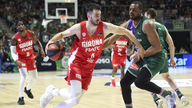 El jugador del Basquet Girona E. Vila intenta superar a Will Thomas, de Unicaja.