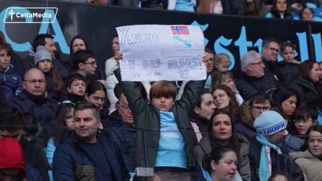Un aficionado con una pancarta dedicada a Larsen en el entrenamiento a puertas abiertas del Celta.