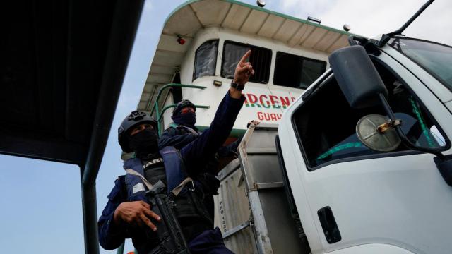 Miembros de la Armada del Ecuador realizan patrullaje fluvial, Guayaquil (Ecuador).