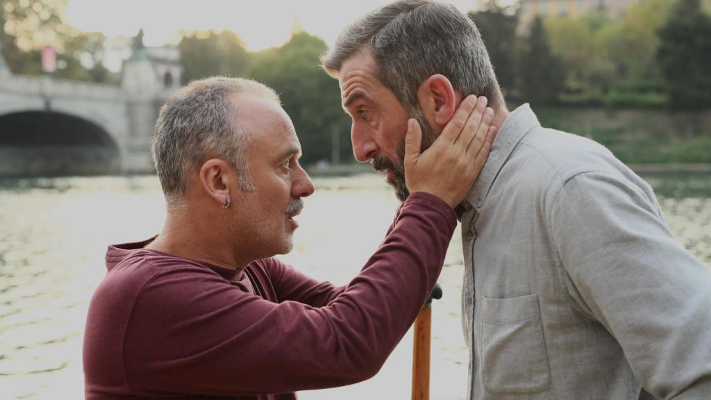Colombo (Javier Gutiérrez) y Mario (Luis Zahera), en una de sus paradas de camino a Rumanía