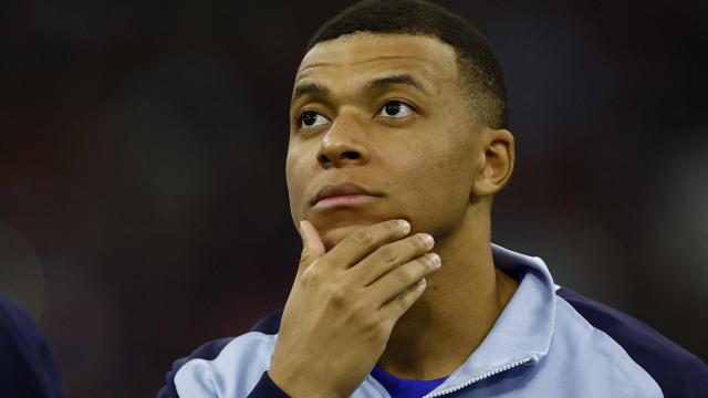 Kylian Mbappé, con gesto pensativo ante de un partido con Francia.