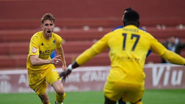 Nolan celebra el gol del triunfo ante el Alzira.