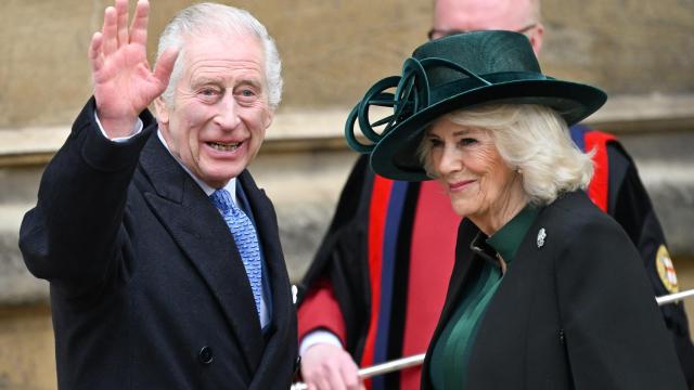 Carlos III y Camila a su llegada a la Capilla de San Jorge-