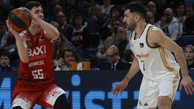 Campazzo defiende a D. Pérez, jugador de Baxi Manresa.